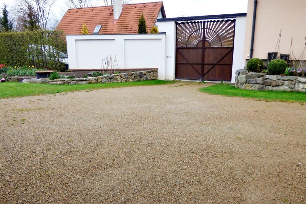 Mlatový povrch u rodinného domu po dvou letech provozu