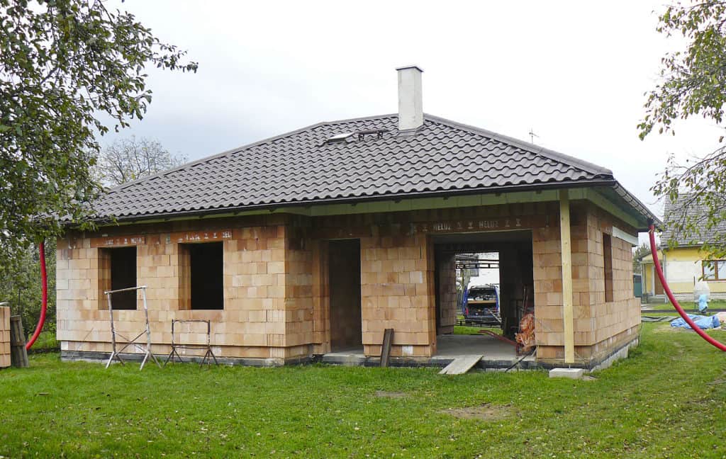 Hrubá stavba bungalovu se zděnými obvodovými stěnami