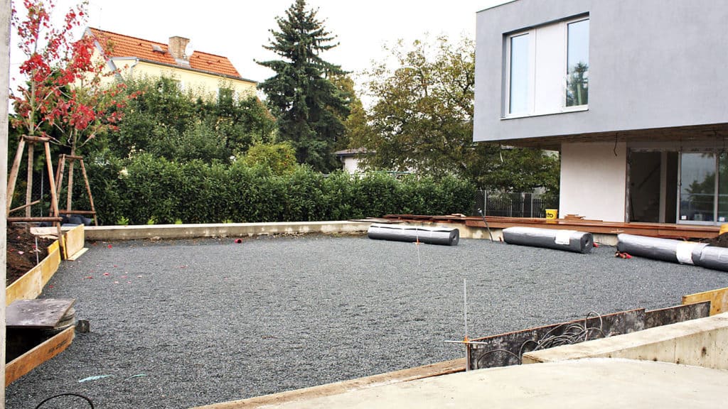 Vrstva štěrku a křemičitého písku pod anglický trávník