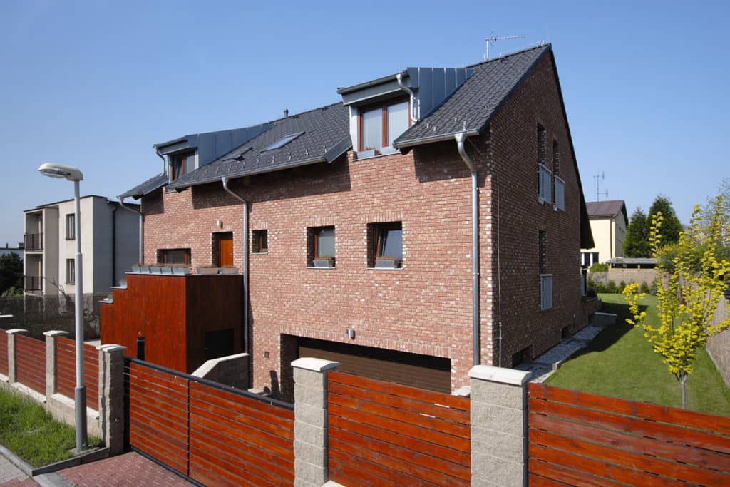 Vikýře a arkýře na moderním domě se sedlovou střechou