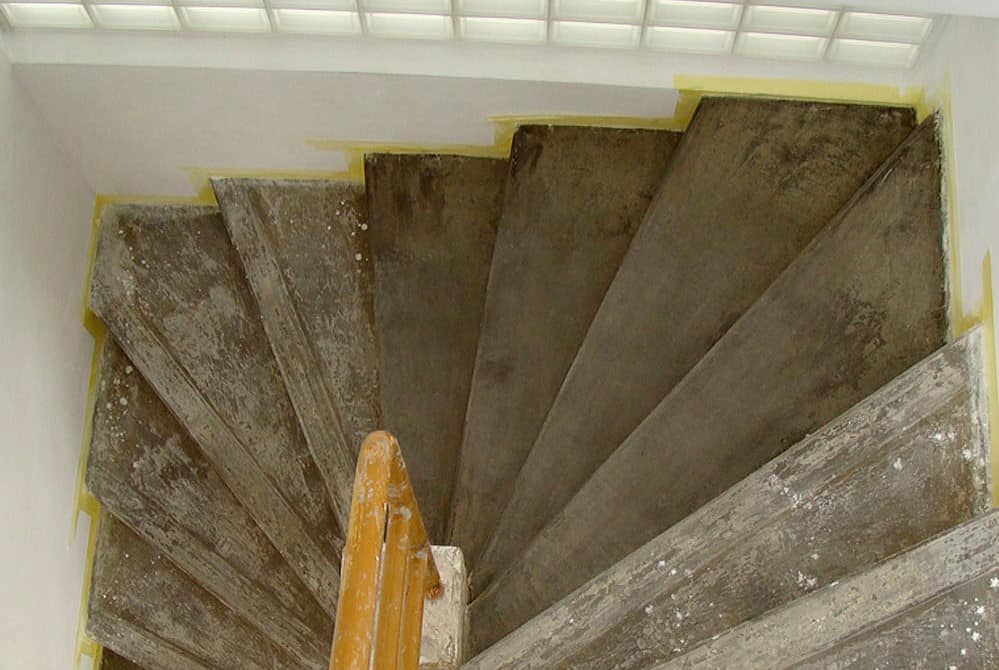 Rekonstrukce vily Tonička – 8. díl: Renovace schodiště, betonování podlah a první vápenné bílení