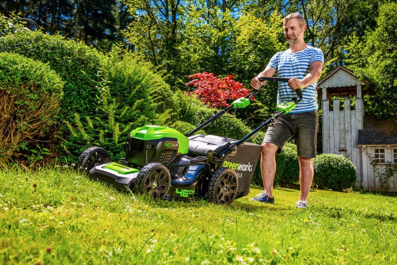 Výkonem, šířkou záběru 46 cm a kovovým šasi připomíná AKU rotační sekačka Greenworks GD40 LM46 SP 40 V výkonné stroje benzinové, cena 8 990 Kč (MOUNTFIELD)