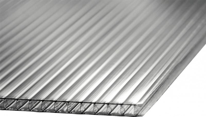 Čirá polykarbonátová dutinková deska 2 000 x 1 050 x 10 mm je pevná, odolná proti nárazu, tepelně izoluje a ideálně se hodí pro stavbu skleníku. Hornbach je prodává za 415 Kč
