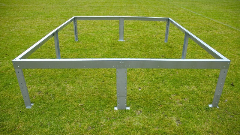 Podkladový rám pro skleník LIMES (rozměry 247 x 300 cm) je vyroben z žárově zinkovaných profilů. Sloupky se zapustí a ukotví do země, jsou výškově nastavitelné. Cena 4 690 Kč (HORNBACH)