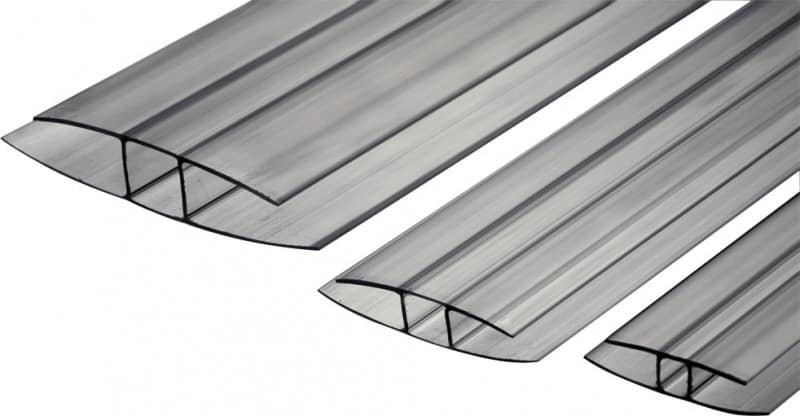 Plastové profily LPH jsou určeny pro pevné spojení polykarbonátových desek. Délka 2 m, tloušťka 10 mm, cena 402 Kč (HORNBACH)