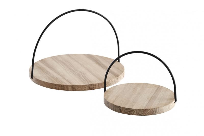 Servírovací podnos Loop (Woud), design Julie Tolvanen, masivní neupravený dub/kov, O 21,5 a výška 15 cm, O 32,5 a výška 22 cm, cena od 1 290 Kč, www.d1one.cz