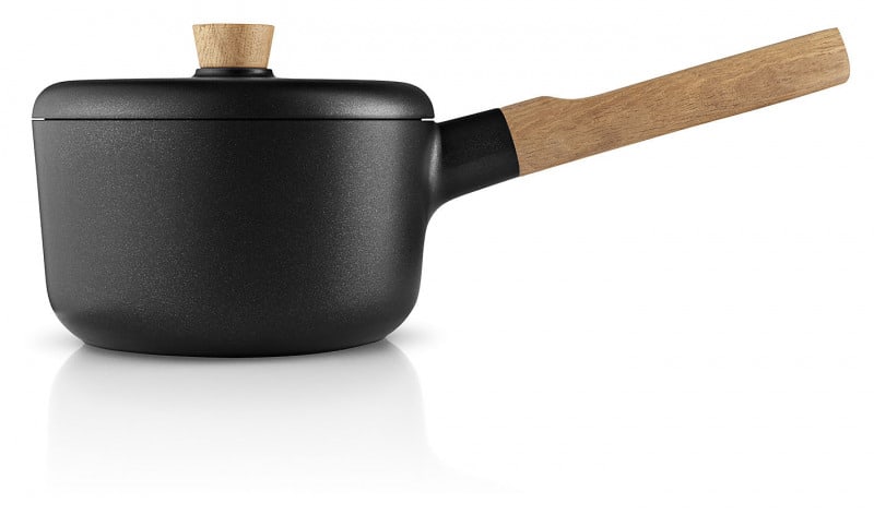 Nádobí z kolekce Nordic Kitchen (Eva Solo), Tools Design, dubové dřevo/hliník/nepřilnavý povrch, cena od 2 619 Kč, www.elarte.cz