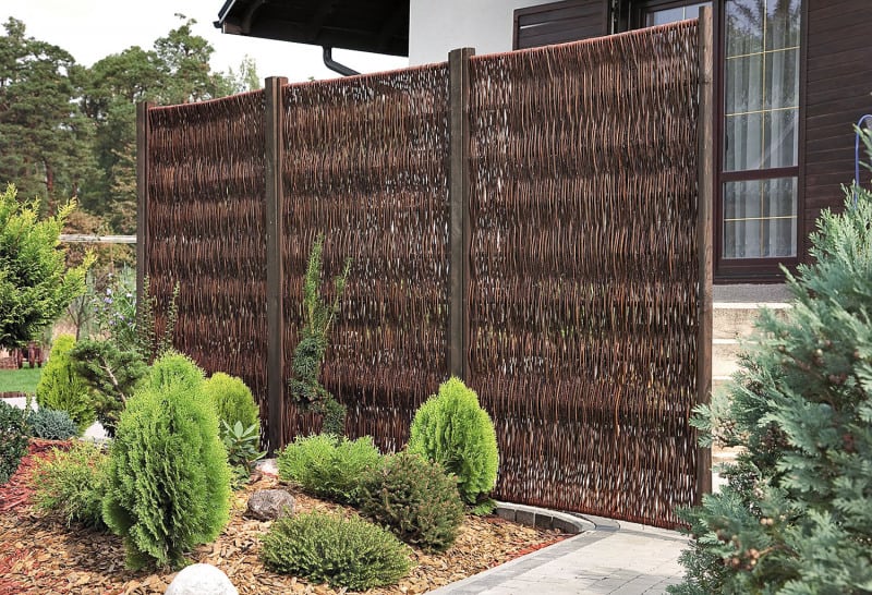 Vrbový plot Lafiora 120 x 180 cm, ideální jako ochrana před pohledy zvědavců či jako okrasný prvek zahrady. Pochází z trvale obhospodařovaných lesních porostů a ručně se zpracovává, cena 1 315 Kč (HORNBACH)