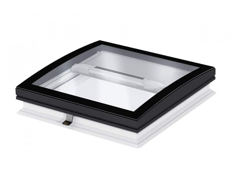 Bezrámové zasklení - výrobce: VELUX, www.velux.cz. Bezrámové zaoblené zasklení světlíku je osazeno venkovním tvrzeným sklem o tloušťce 6 mm, které je odolné vůči poškrábání. Design CurveTech zaručuje čistý výhled na oblohu