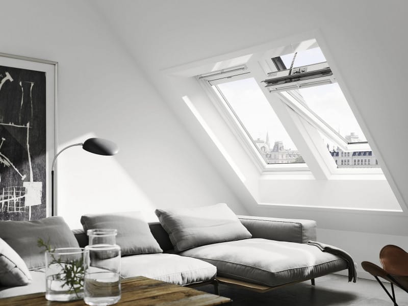S fotovoltaikou - výrobce: VELUX, www.velux.cz. Střešní, dálkově ovládané okno VELUX INTEGRA napájené pomocí vlastního fotovoltaického panelu a nabíjecích baterií, proto není třeba k oknu přivádět elektřinu