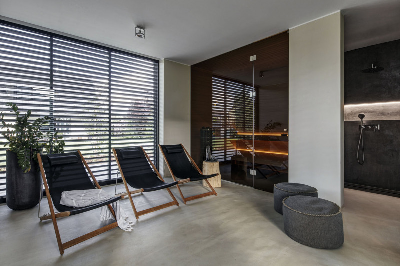 Wellness zónu tvoří velká odpočívárna s panoramatickým výhledem do krajiny, sprcha, toaleta a sauna oddělená stěnou z tónovaného skla. Sauna byla realizována na zakázku v rámci dodávky celé stavby