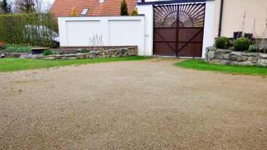 Mlatový povrch dvora u rodinného domu po dvou letech používání