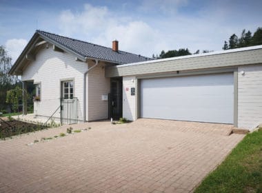 Vjezd do garáže z přírodního kamene u rodinného domu