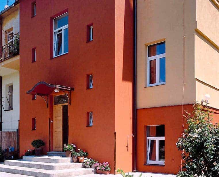 Kombinace sytých a světlých tónů fasádních barev na fasádě domu