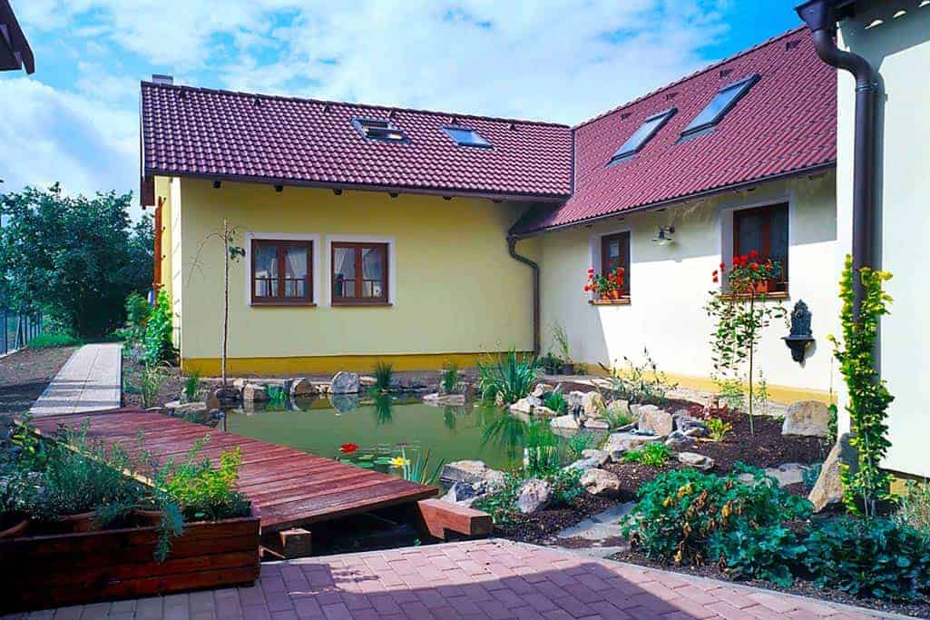 Rodinný dům po rekonstrukci s kombinací barvy fasády a střešní krytiny