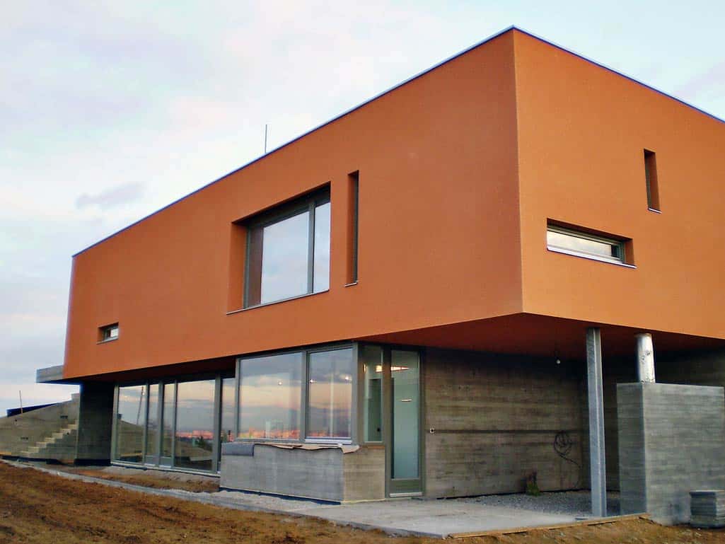 Fasáda s barevným odstínem zvýrazňujícím moderní pojetí stavby