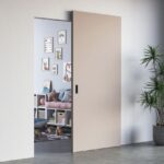 Dveře Klasik plné s posuvným systémem HIDDEN, dekor RAL 9001 – krémová (zdroj: SOLODOOR)
