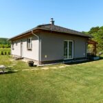Bungalov Kristýna 41 svou velikostí i stylem bez problémů zapadá do krásného prostření na rozhraní malé obce a přírody. K domu si manželé přistavěli krytou terasu, kterou využívají po většinu roku jako druhý obývák