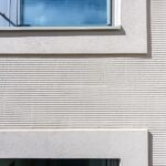 Detail okolí oken na fasádě domu s omítkou Baumit CreativTop ukazuje široké možnosti jejího využití dle přání zadavatele