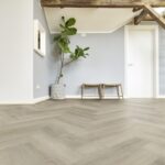 KPP X-CLUSIVE HERRINGBONE Dub Londýn - Klasický a autentický. Dub Londýn zaujme harmonickým vzhledem, který inspiruje svou přirozeností a teplými barevnými nuancemi – ideální pro nadčasové koncepty prostor.