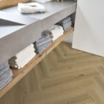 KPP X-CLUSIVE HERRINGBONE Dub Milano - Živý dub s moderním vzhledem. Technologie TwinFilm vytváří expresivní vzhled s mnoha osobitými prvky.