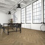KPP X-CLUSIVE HERRINGBONE Dub Paříž - Nadčasová decentnost s městskou elegancí: Dub Paříž zaujme jemným zbarvením a vyváženou strukturou. Technologie TwinFilm vytváří klidný, ale zároveň přirozený povrch.