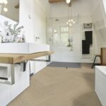 KPP X-CLUSIVE HERRINGBONE Dub Shanghai - Moderní a výrazný. Dub Shanghai má strukturovanou kresbu dřeva s nádechem exotiky – pro vzrušující a expresivní atmosféru.