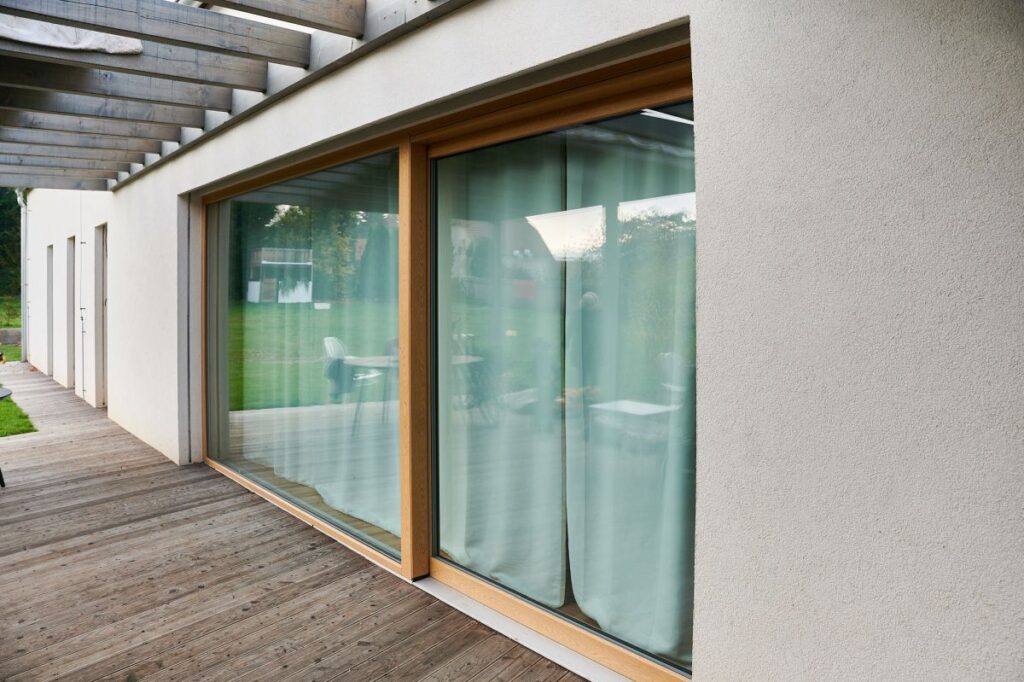 Současná architektura pracuje s velkými prosklenými plochami - izolační sklo IZOS Energy+ (realizace Vorlíček okna)