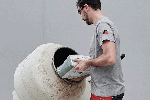 Baumit ALL IN Beton ulehčuje realizaci zpracováním celého obsahu pytle včetně jeho samorozpustitelného obalu, čímž dochází k obohacení betonové směsi o přírodní vyztužující celulózová vlákna