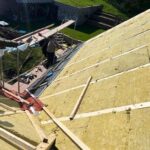 Doplněný tvarově stabilní a bezvadně zhotovitelem zapracovaný tepelný izolant