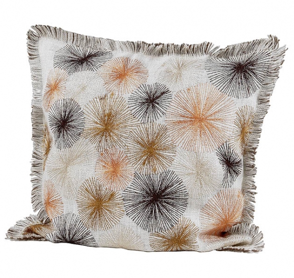 Polštář Blowball s motivem pampeliškového chmýří (45 x 45 cm), cena 1 290 Kč (KARE DESIGN). Polštář Blowball s motivem pampeliškového chmýří (45 x 45 cm), cena 1 290 Kč (KARE DESIGN).