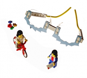 Lego brýle byly vyznamenány cenou za design v soutěži Brejle pořádané Design centrem ČR. Lego brýle byly vyznamenány cenou za design v soutěži Brejle pořádané Design centrem ČR.