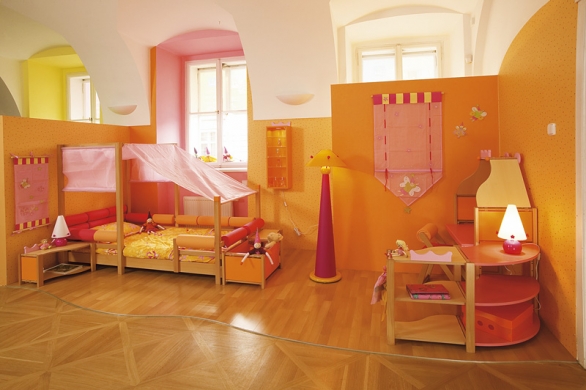Pokojíček pro princeznu se vším potřebným, rostoucí bezpečná postýlka s nebesy, toaletní koutek se stříškou, kolekce Skřítci, celková cena 110 000 Kč (VIBEL). Pokojíček pro princeznu se vším potřebným, rostoucí bezpečná postýlka s nebesy, toaletní koutek se stříškou, kolekce Skřítci, celková cena 110 000 Kč (VIBEL).
