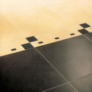 Prostorově velmi efektně - zateplujícím a rozšiřujícím dojmem - působí dvoubarevná kombinace dlažby Urbana Oro a Urbana Wenge od firmy Impronta Italgraniti.