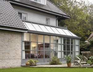 Hliníkový systém Reynaers CR 120 s přerušeným tepelným mostem nabízí stylové a elegantní řešení zimní zahrady za cenu cca 25 000 Kč za metr čtvereční půdorysné plochy (REYNAERS SYSTEMS).