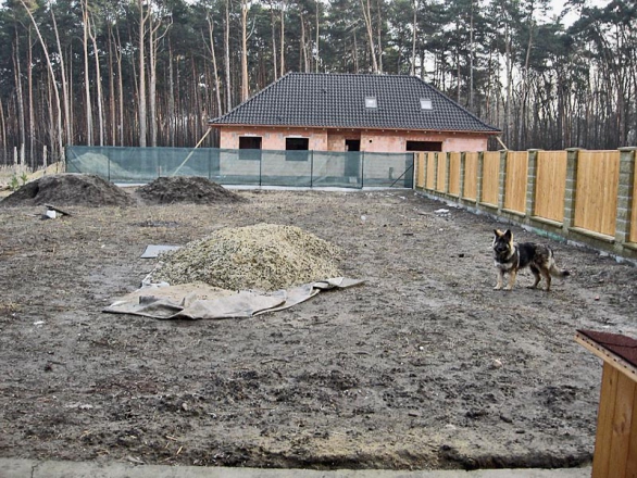 Stav zahrady před zahájením prací. Stav zahrady před zahájením prací.