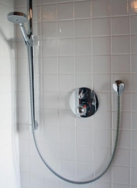 I na staré chalupě chtěli mít majitelé komfort, který jim poskytuje termostatická sprchová baterie Ecostat.