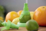 Čerstvě vymačkaná šťáva z citrusů je zaručeným zdrojem vitaminů. Je také součástí řady receptů, například na zeleninové saláty, míchané nápoje, dressingy, marinády, dezerty, pro někoho nezbytnost při dochucování usmaženého řízku či ryb. Vtipnou, nenápadnou a především velmi užitečnou pomůckou jednoduše řešící všechny podobné požadavky, aniž bychom si přitom zapatlali prsty či znehodnotili šťávu kontaktem s chemicky ošetřenou kůrou, je Citrus sprej od firmy Lékué. Prodává se v sadě ve dvou velikostech, takže se dá bez problémů použít na menší i větší plody. Stačí ho jen zašroubovat do citronu, limety, grepu či pomeranče. Díky filtru uvnitř spreje se do něj nedostanou kousky dužiny a neucpe se. Cena 405 Kč.