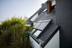 Všechna střešní okna VELUX se dají kombinovat se stínicími doplňky. Venkovní roleta patří mezi nejúčinnější řešení při chladném a nepříznivém počasí v zimě. V létě naopak udržuje v interiéru příjemné klima. Všechna střešní okna VELUX se dají kombinovat se stínicími doplňky. Venkovní roleta patří mezi nejúčinnější řešení při chladném a nepříznivém počasí v zimě. V létě naopak udržuje v interiéru příjemné klima.