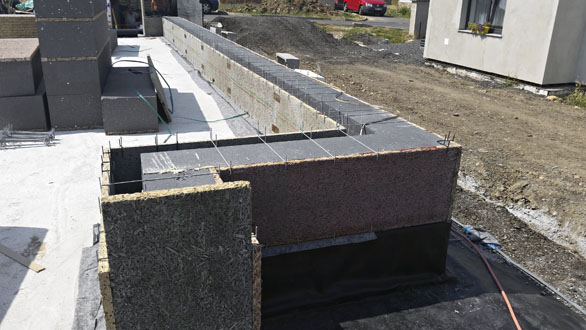 Trojkombinace štěpkocementových desek, izolace (pěnový polystyren) a betonu, to je systém tzv. ztraceného bednění s prvky pro kompletní stavbu. U nás jej asi nejvýrazněji reprezentuje Velox (HOFFMANN). Trojkombinace štěpkocementových desek, izolace (pěnový polystyren) a betonu, to je systém tzv. ztraceného bednění s prvky pro kompletní stavbu. U nás jej asi nejvýrazněji reprezentuje Velox (HOFFMANN).