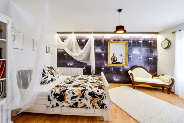 Každého nově příchozího na první pohled upoutá fototapeta s interiérem benátského divadla. Každého nově příchozího na první pohled upoutá fototapeta s interiérem benátského divadla.