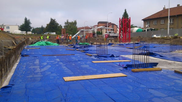Vysoušení betonu lze snadno bránit zakrytím fólií, obdobnou jakou přikrýváme nábytek před malováním. Na okrajích ji doporučujeme zatížit, aby pod ni nefoukalo. Další možností je vodní mlžení nebo vlhčení přes geotextílii, což používají především realizační firmy. Vysoušení betonu lze snadno bránit zakrytím fólií, obdobnou jakou přikrýváme nábytek před malováním. Na okrajích ji doporučujeme zatížit, aby pod ni nefoukalo. Další možností je vodní mlžení nebo vlhčení přes geotextílii, což používají především realizační firmy.
