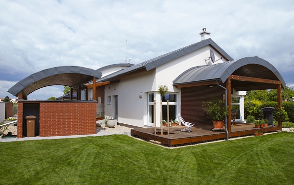 Referenční dům společnosti MS Haus s atypickými obloukovými střechami, realizovaný ve východních Čechách, ukazuje konstrukční a architektonické možnosti moderních montovaných dřevostaveb. Další informace najdete na ms-haus.cz Referenční dům společnosti MS Haus s atypickými obloukovými střechami, realizovaný ve východních Čechách, ukazuje konstrukční a architektonické možnosti moderních montovaných dřevostaveb. Další informace najdete na ms-haus.cz