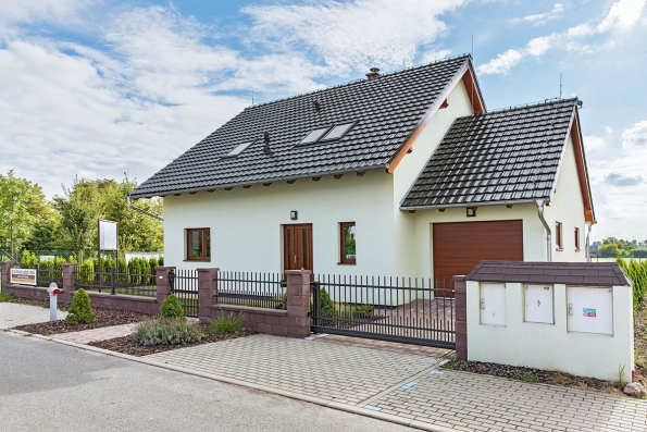 Lyra Plus, zděná stavba vycházející z tradiční architektury, je jedním z typových projektů společnosti G Servis CZ. Můžete jej navštívit v Lázních Bohdaneč. www.gservis.cz Lyra Plus, zděná stavba vycházející z tradiční architektury, je jedním z typových projektů společnosti G Servis CZ. Můžete jej navštívit v Lázních Bohdaneč. www.gservis.cz