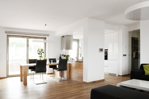 Rovněž interiéry, které navrhuje projektový ateliér Thermo plus, se vyznačují moderním designem, individualitou a nevtíravou elegancí. Rovněž interiéry, které navrhuje projektový ateliér Thermo plus, se vyznačují moderním designem, individualitou a nevtíravou elegancí.