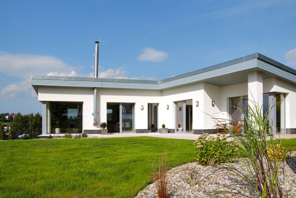 Zčásti podsklepený nízkoenergetický bungalov projektant dokonale přizpůsobil náročným terénním podmínkám. Zčásti podsklepený nízkoenergetický bungalov projektant dokonale přizpůsobil náročným terénním podmínkám.