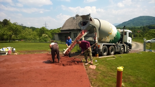 Beton nemusí být jen šedý. Jedinečný a individuální vzhled vtiskne domu probarvená varianta, tzv. barevný beton. Stavby, kde je využit právě barevný beton, jsou na pohled přitažlivé a od ostatních domů se výrazně odlišují. (ČESKOMORAVSKÝ BETON) Beton nemusí být jen šedý. Jedinečný a individuální vzhled vtiskne domu probarvená varianta, tzv. barevný beton. Stavby, kde je využit právě barevný beton, jsou na pohled přitažlivé a od ostatních domů se výrazně odlišují. (ČESKOMORAVSKÝ BETON)