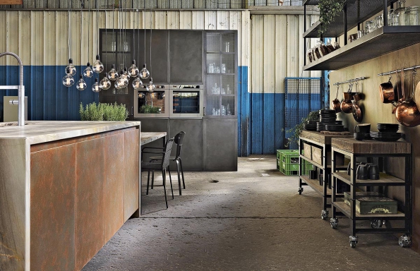 Dvířka s povrchovou úpravou z cementové stěrky, plechu s černou nebo rezavou patinou vyzařují ducha starých dílen. Kuchyň Factory, výrobce Aster Cucine. Dvířka s povrchovou úpravou z cementové stěrky, plechu s černou nebo rezavou patinou vyzařují ducha starých dílen. Kuchyň Factory, výrobce Aster Cucine.
