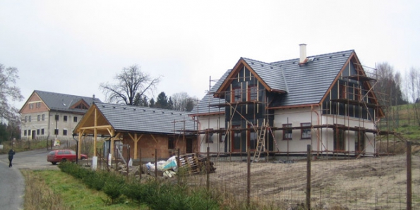 Skládané krytiny z keramických nebo betonových tašek nemají v krajině Jizerských hor tradici a mimo souvislou zástavbu obcí se v této oblasti prakticky nevyskytují. Úřady jejich použití ale akceptují při dodržení předepsané barevnosti. Skládané krytiny z keramických nebo betonových tašek nemají v krajině Jizerských hor tradici a mimo souvislou zástavbu obcí se v této oblasti prakticky nevyskytují. Úřady jejich použití ale akceptují při dodržení předepsané barevnosti.