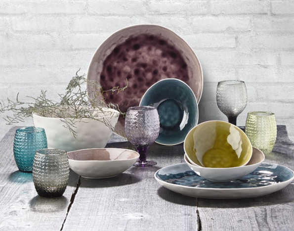 Petrolejová, tyrkysová, vínová, starorůžová a hnědavé tóny země, to jsou barevné trendy sezony 2016. Inspiraci najdete v nové kolekci porcelánu dánské značky Galzone, více informací najdete na www.bakly.cz Petrolejová, tyrkysová, vínová, starorůžová a hnědavé tóny země, to jsou barevné trendy sezony 2016. Inspiraci najdete v nové kolekci porcelánu dánské značky Galzone, více informací najdete na www.bakly.cz